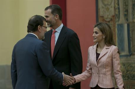 9/10/2014. Rajoy asiste a la reunión anual del Patronato del Instituto Cervantes. El presidente del Gobierno, Mariano Rajoy, saluda a Sus Ma...