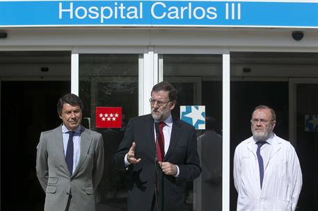 10/10/2014. El presidente del Gobierno acude al Hospital Carlos III. El presidente del Gobierno, Mariano Rajoy, junto al presidente de la Co...