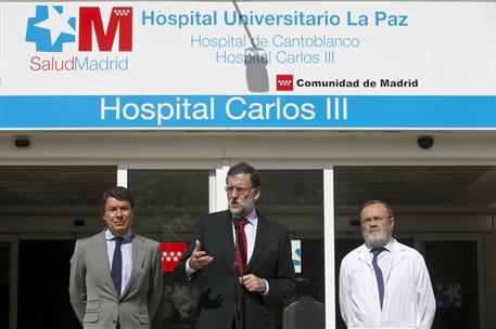 10/10/2014. El presidente del Gobierno acude al Hospital Carlos III. El presidente del Gobierno, Mariano Rajoy, junto al presidente de la Co...