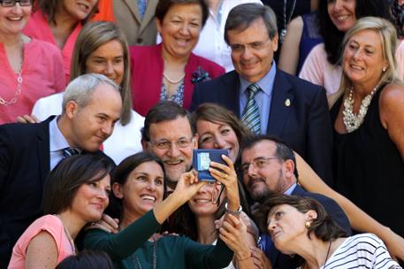 11/09/2014. Rajoy visita la sede de la Organización Nacional de Trasplantes. El presidente del Gobierno, Mariano Rajoy, posa para un 'selfie...