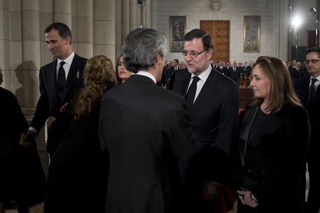 31/03/2014. Rajoy asiste al funeral por el expresidente Adolfo Suárez. El presidente del Gobierno, Mariano Rajoy, saluda a Adolfo Suárez Ill...