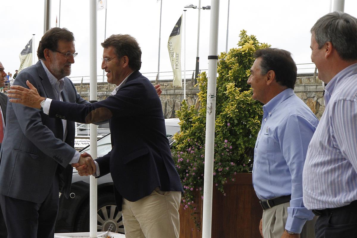 12/08/2014. El presidente Rajoy en el Real Club Naútico de Sanxenxo. El presidente Rajoy es recibido por el presidente de la Xunta, Alberto ...