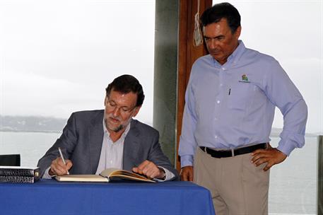 12/08/2014. El presidente Rajoy en el Real Club Naútico de Sanxenxo. El presidente del Gobierno, Mariano Rajoy, firma en el libro de honor d...