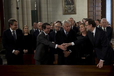 31/03/2014. Rajoy asiste al funeral por el expresidente Adolfo Suárez. El presidente del Gobierno, Mariano Rajoy, saluda al ex presidente Jo...