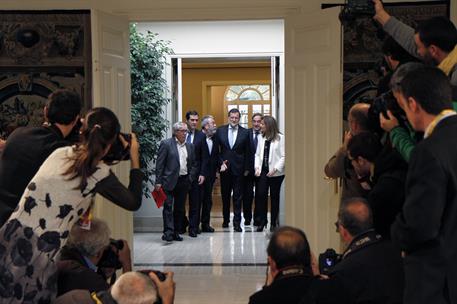 15/12/2014. Firma del Acuerdo del Gobierno y los interlocutores sociales. El presidente del Gobierno, Mariano Rajoy, y la ministra de Empleo...