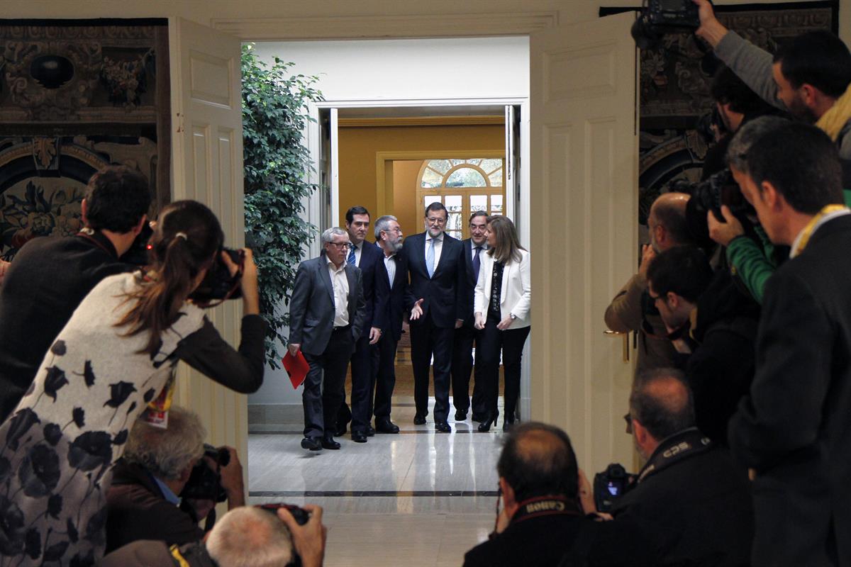15/12/2014. Firma del Acuerdo del Gobierno y los interlocutores sociales. El presidente del Gobierno, Mariano Rajoy, y la ministra de Empleo...