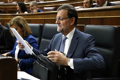 17/09/2014. Sesión de control al Gobierno en el Congreso. El presidente del Gobierno, Mariano Rajoy, consulta sus documentos en la sesión de...