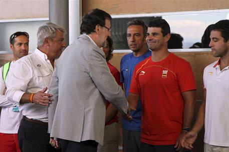 20/09/2014. Santander. Campeonato nacional de Vela, 2014. El presidente del Gobierno, Mariano Rajoy, saluda a un grupo de participantes en e...