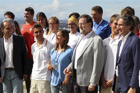 20/09/2014. Santander. Campeonato Mundial de Vela, 2014. El presidente del Gobierno, Mariano Rajoy, se fotografía con algunos de los partici...