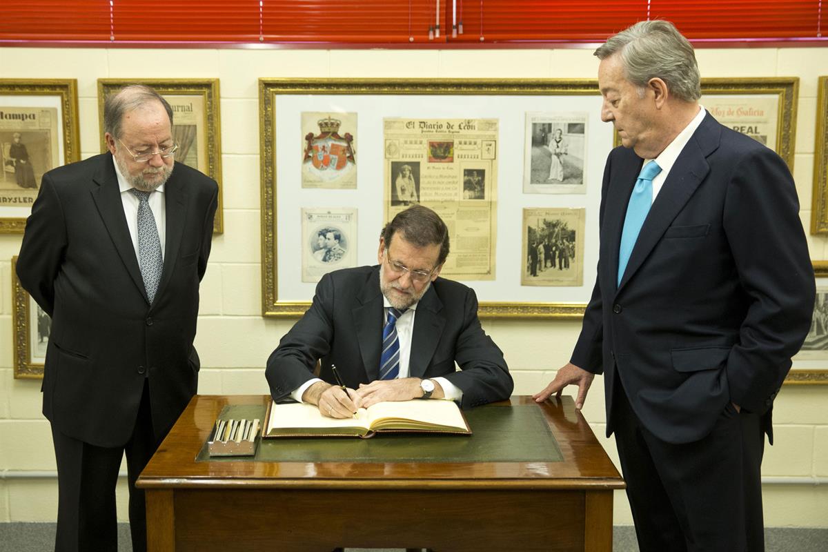 20/11/2014. Rajoy viaja a Galicia. El presidente del Gobierno, Mariano Rajoy, durante la firma en El Libro de Oro de La Voz de Galicia, junt...