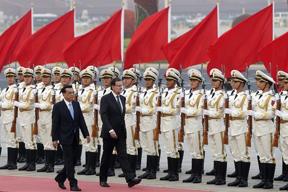 Mariano Rajoy pasa revista a la guardia de honor junto al primer ministro chino, Li Keqiang, en el Gran Palacio del Pueblo