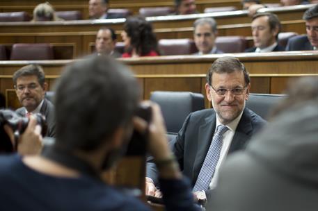 26/11/2014. Rajoy asiste a la sesión de control al Gobierno. El presidente del Gobierno, Mariano Rajoy, rodeado de fotógrafos antes de parti...