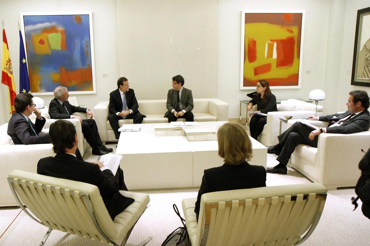 27/11/2014. Mariano Rajoy recibe al presidente del BEI, Werner Hoyer. El presidente del Gobierno, Mariano Rajoy, recibe en el Complejo de La...
