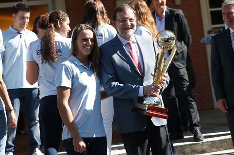 29/08/2014. Rajoy recibe a la selección española de waterpolo femenina. El presidente del Gobierno, Mariano Rajoy, posa con Jennifer Pareja,...