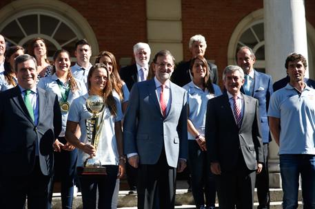 29/08/2014. Rajoy recibe a la selección española de waterpolo femenina. El presidente del Gobierno, Mariano Rajoy, posa con las jugadoras y ...