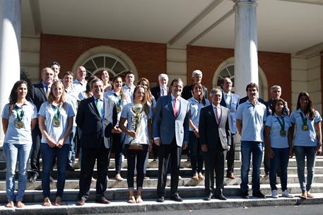 29/08/2014. Rajoy recibe a la selección española de waterpolo femenina. Foto de familia del presidente del Gobierno, Mariano Rajoy, con las ...