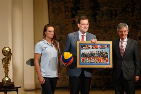 29/08/2014. Rajoy recibe a la selección española de waterpolo femenina. El presidente del Gobierno, Mariano Rajoy, recibe de Jennifer Pareja...