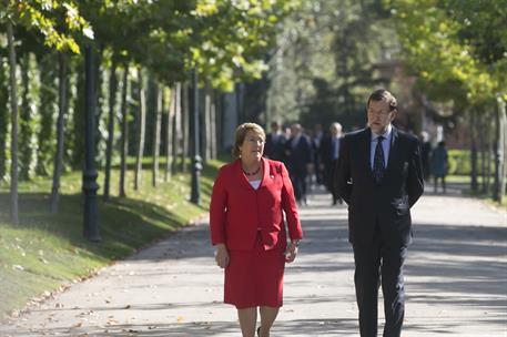 30/10/2014. Rajoy recibe a la presidenta de Chile, Michelle Bachellet. El presidente del Gobierno español, Mariano Rajoy, pasea junto a la p...
