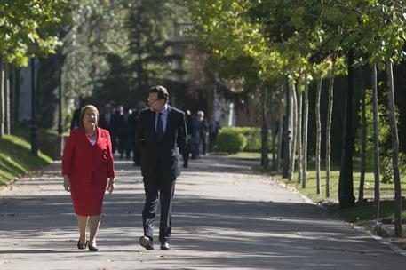 30/10/2014. Rajoy recibe a la presidenta de Chile, Michelle Bachellet. El presidente del Gobierno español, Mariano Rajoy, pasea junto a la p...