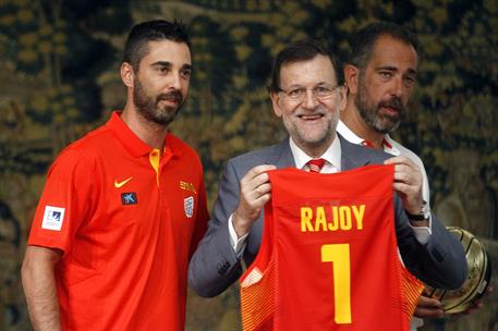 31/07/2014. El presidente recibe en La Moncloa a la selección nacional de baloncesto. El presidente del Gobierno, Mariano Rajoy, posa con un...