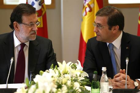 4/06/2014. Rajoy participa en la XXVII Cumbre Luso-Española. El presidente del Gobierno, Mariano Rajoy, conversa con el primer ministro de P...