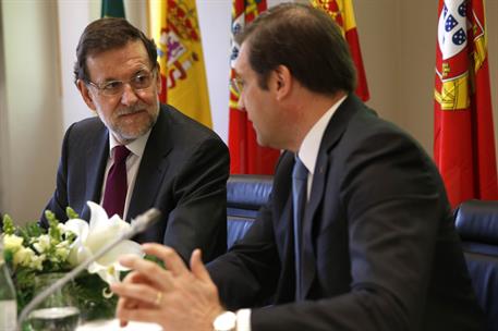 4/06/2014. Rajoy participa en la XXVII Cumbre Luso-Española. El presidente del Gobierno, Mariano Rajoy, conversa con el primer ministro de P...