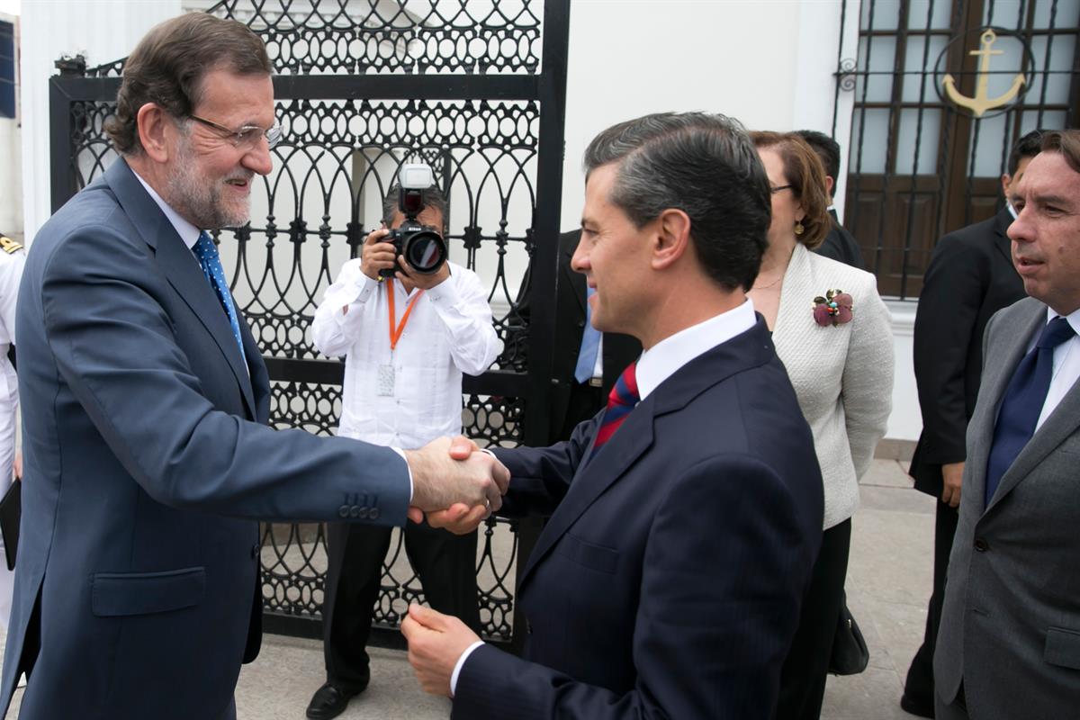 8/12/2014. Rajoy saluda a Peña Nieto. El presidente del Gobierno, Mariano Rajoy, y el presidente de México, Enrique Peña Nieto, se saludan d...