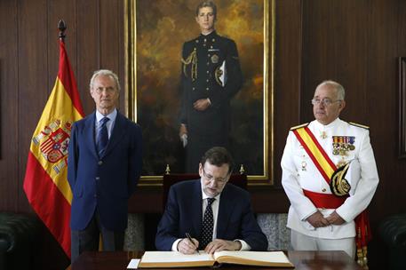 16/07/2014. Rajoy preside la jura de bandera en la Escuela Naval Militar de Marín. El presidente del Gobierno, Mariano Rajoy, junto al minis...