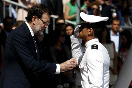 16/07/2014. Rajoy preside la jura de bandera en la Escuela Naval Militar de Marín. El presidente del Gobierno, Mariano Rajoy, impone la Cruz...
