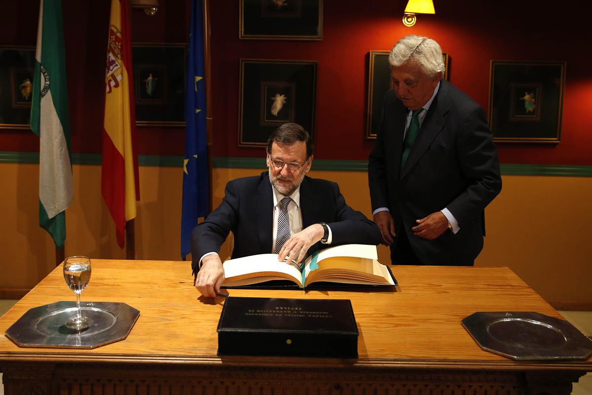 15/07/2014. El Presidente interviene en el Club Antares de Sevilla. El Presidente del Gobierno, Mariano Rajoy, firma en el Libro de Honor de...