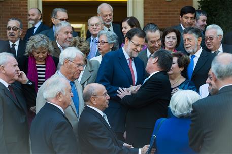 1/10/2015. Rajoy presenta el Marco de Actuación para las Personas Mayores. El presidente del Gobierno, Mariano Rajoy, habla con uno de los j...