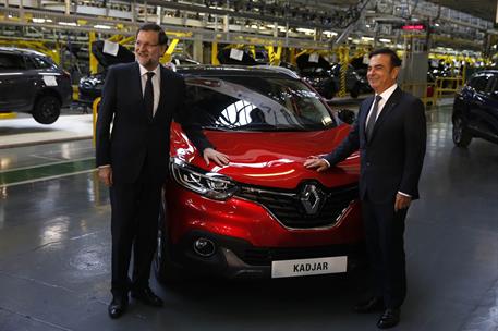 2/03/2015. Visita de Rajoy a la factoría de Renault España. El presidente del Gobierno, Mariano Rajoy, durante su recorrido por la factoría ...