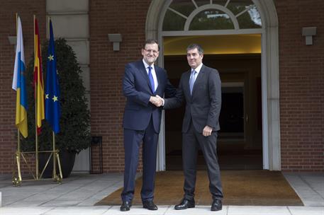 2/09/2015. Rajoy recibe al presidente de la Comunidad Autónoma de Canarias. El presidente del Gobierno, Mariano Rajoy, recibe al presidente ...