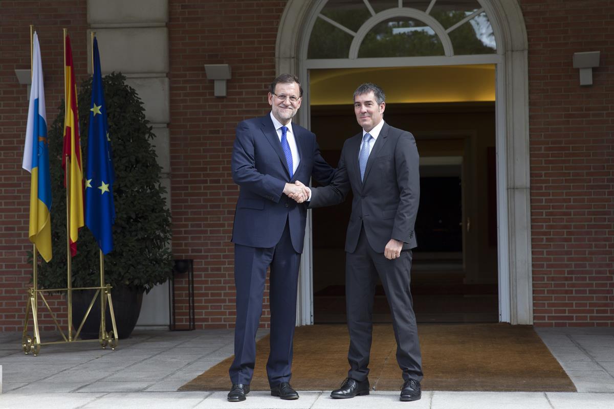 2/09/2015. Rajoy recibe al presidente de la Comunidad Autónoma de Canarias. El presidente del Gobierno, Mariano Rajoy, recibe al presidente ...