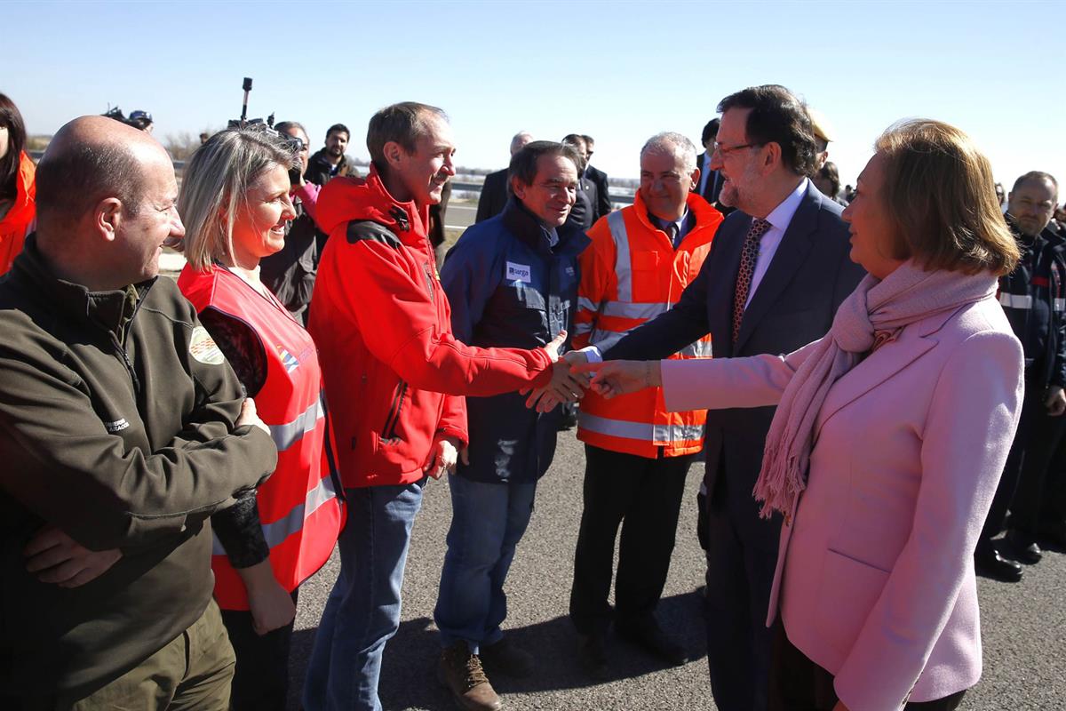 6/03/2015. Rajoy visita la zona de inundaciones del río Ebro. El presidente del Gobierno, Mariano Rajoy, saluda a los jefes de los equipos q...