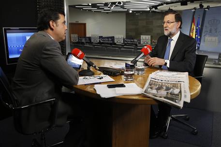6/04/2015. Entrevista a Rajoy en Radio Nacional de España. El presidente del Gobierno, Mariano Rajoy, durante la entrevista con Alfredo Mené...