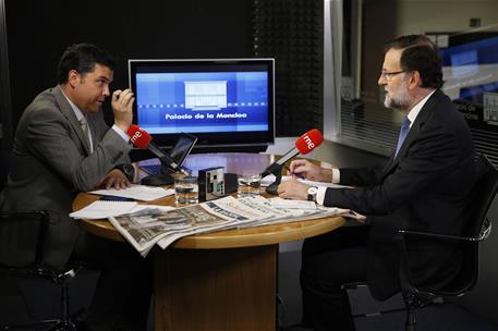 6/04/2015. Entrevista a Rajoy en Radio Nacional de España. El presidente del Gobierno, Mariano Rajoy, durante la entrevista con Alfredo Mené...