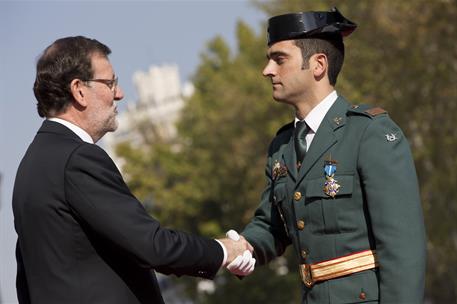 6/11/2015. Rajoy asiste a la entrega de Bandera a la 1ª Zona de la la Guardia Civil. El presidente del Gobierno, Mariano Rajoy, saluda a uno...