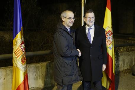 7/01/2015. Viaje del presidente del Gobierno al Principado de Andorra. El presidente del Gobierno, Mariano Rajoy, es recibido por el jefe de...