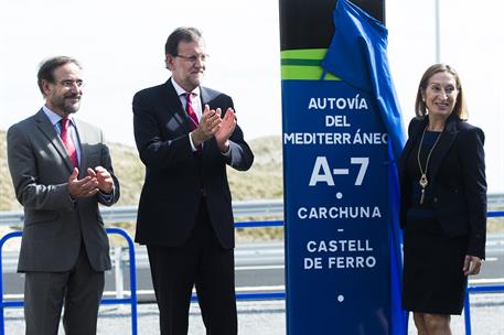7/10/2015. Rajoy inaugura el tramo Carchuna-Castell de Ferro de la A-7. El presidente del Gobierno, Mariano Rajoy, y la ministra de Fomento,...