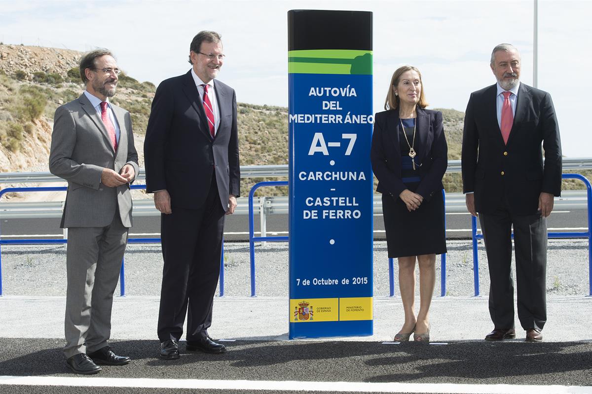 7/10/2015. Rajoy inaugura el tramo Carchuna-Castell de Ferro de la A-7. El presidente del Gobierno, Mariano Rajoy y la ministra de Fomento, ...