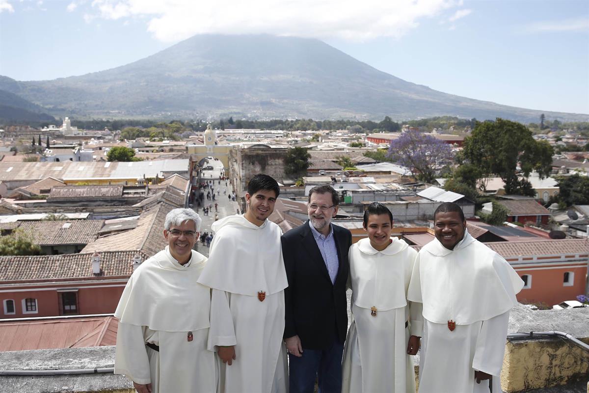 8/03/2015. Viaje oficial del presidente del Gobierno a Guatemala. Mariano Rajoy visita la Iglesia de la Merced en la ciudad de Antigua, en Guatemala.