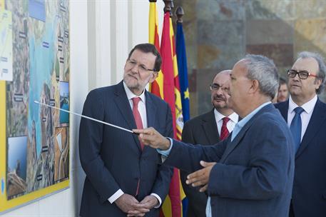 8/10/2015. Rajoy inaugura el embalse de San Salvador. El presidente del Gobierno Mariano Rajoy, asiste a una explicación en el Edificio de A...