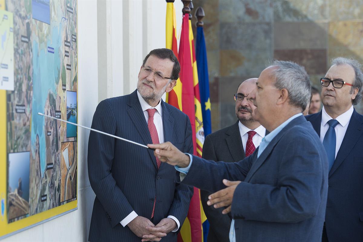 8/10/2015. Rajoy inaugura el embalse de San Salvador. El presidente del Gobierno Mariano Rajoy, asiste a una explicación en el Edificio de A...