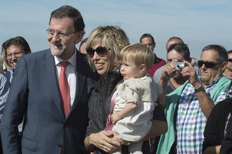 8/10/2015. Rajoy inaugura el embalse de San Salvador. El presidente del Gobierno, Mariano Rajoy, saluda a una asistente y su hija al acto de...