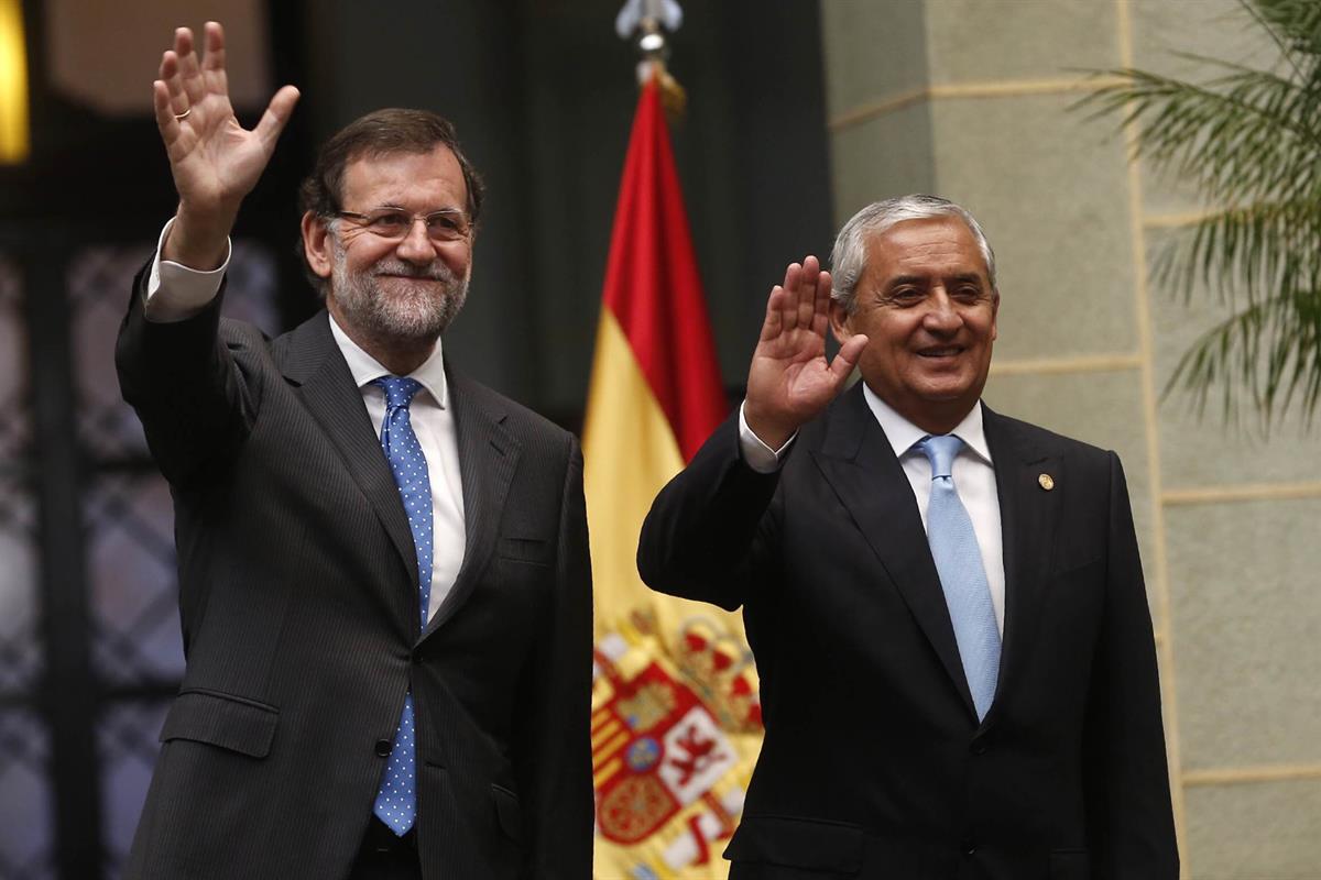 9/03/2015. Mariano Rajoy se reúne con el presidente de Guatemala. El presidente del Gobierno, Mariano Rajoy, saluda junto al presidente de G...