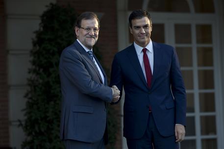 10/11/2015. Rajoy recibe a Pedro Sánchez. El presidente del Gobierno, Mariano Rajoy, recibe al secretario general del PSOE, Pedro Sánchez, e...