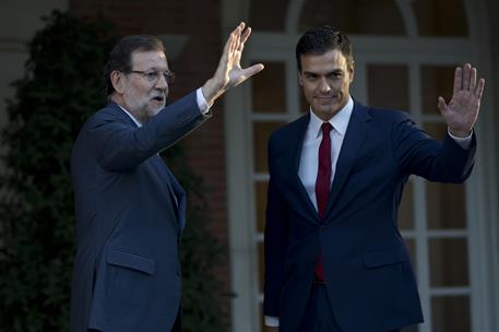 10/11/2015. Rajoy recibe a Pedro Sánchez. El presidente del Gobierno, Mariano Rajoy, recibe al secretario general del PSOE, Pedro Sánchez, e...