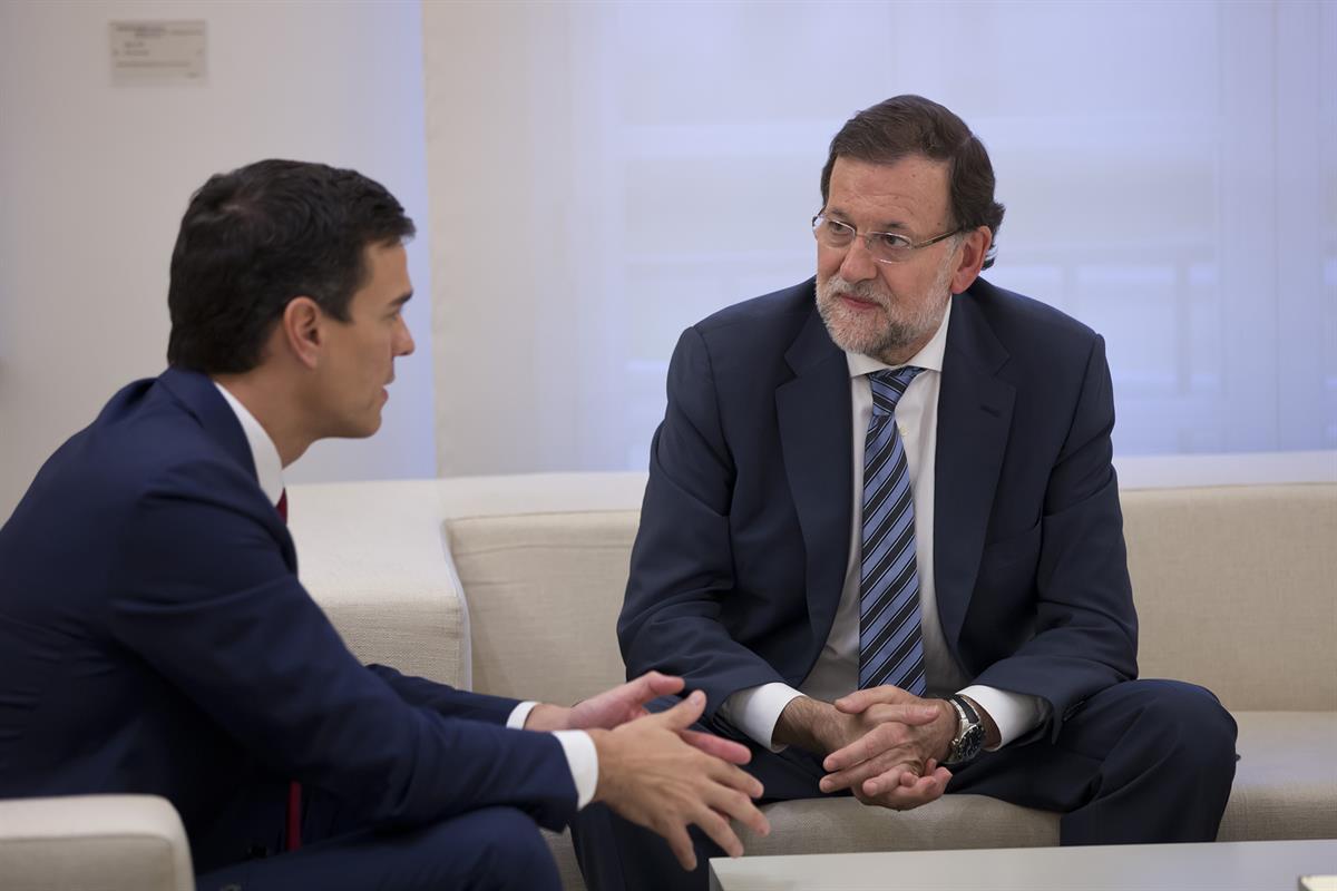 10/11/2015. Rajoy recibe a Pedro Sánchez. El presidente del Gobierno, Mariano Rajoy, junto al secretario general del PSOE, Pedro Sánchez, en...