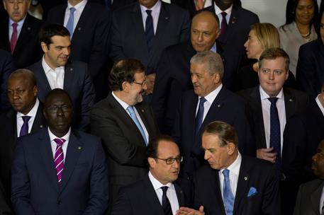 12/11/2015. Rajoy en la Cumbre sobre Migración de La Valeta. El presidente del Gobierno, Mariano Rajoy, conversa con otros líderes políticos...